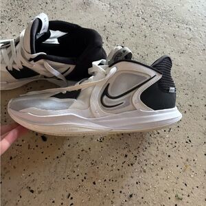 Size 9.5 - Nike Kyrie 5 Low Men White Wolf Grey Black basketball shoes.